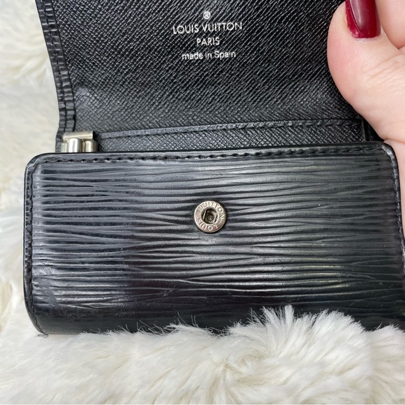Louis Vuitton Black Epi 6-key wallet - Picture 9 of 16